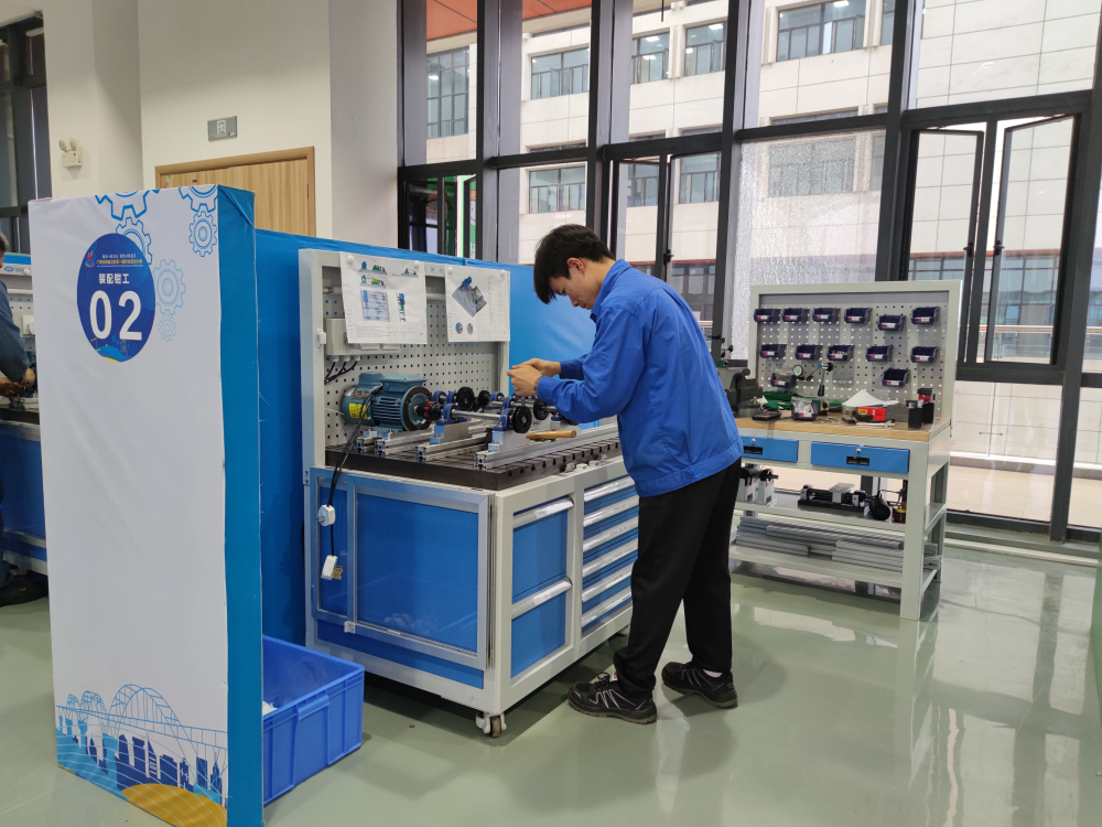 韋永安(裝配鉗工)比賽現(xiàn)場 (2)_編輯.jpg